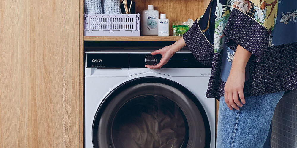 Pralko-suszarka CANDY BWSD 6106B8-S kobieta panel pokrętło ustawienia program funkcje logo łazienka Czyste pranie nawet w 14 minut krótki szybki Program odświeżanie
