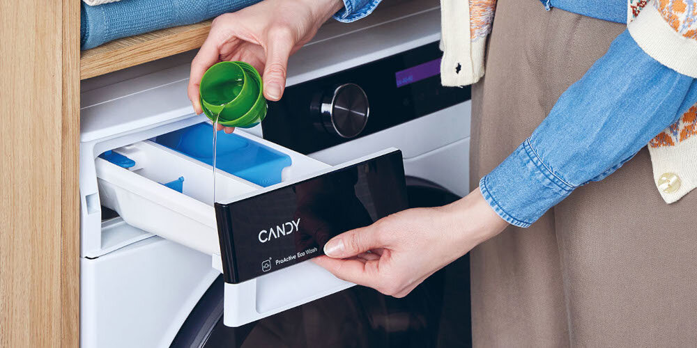 Pralko-suszarka CANDY BWSD 6106B8-S szufladka wysunięta detergent dozowanie płyn dłoń panel pokrętło niebieska koszula autodozowanie AutoDose automatyczne dozowanie detergentu odmierzanie waga pomiar optymalne zużycie