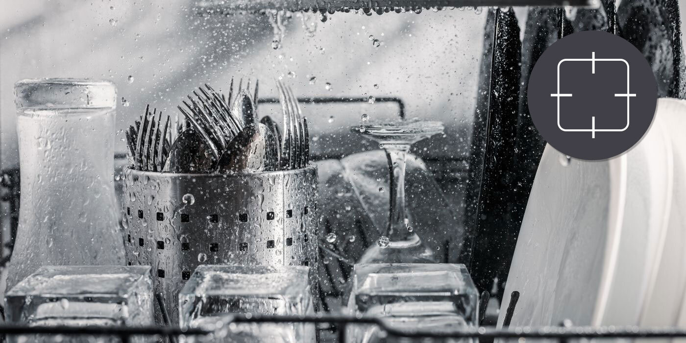 PŁYTA CANDY CVFG6BF4PB lifestyle wizualizacja zmywarka wnętrze woda naczynia mycie Ruszty do mycia w zmywarce oszczędność czasu łatwe skuteczne czyszczenie