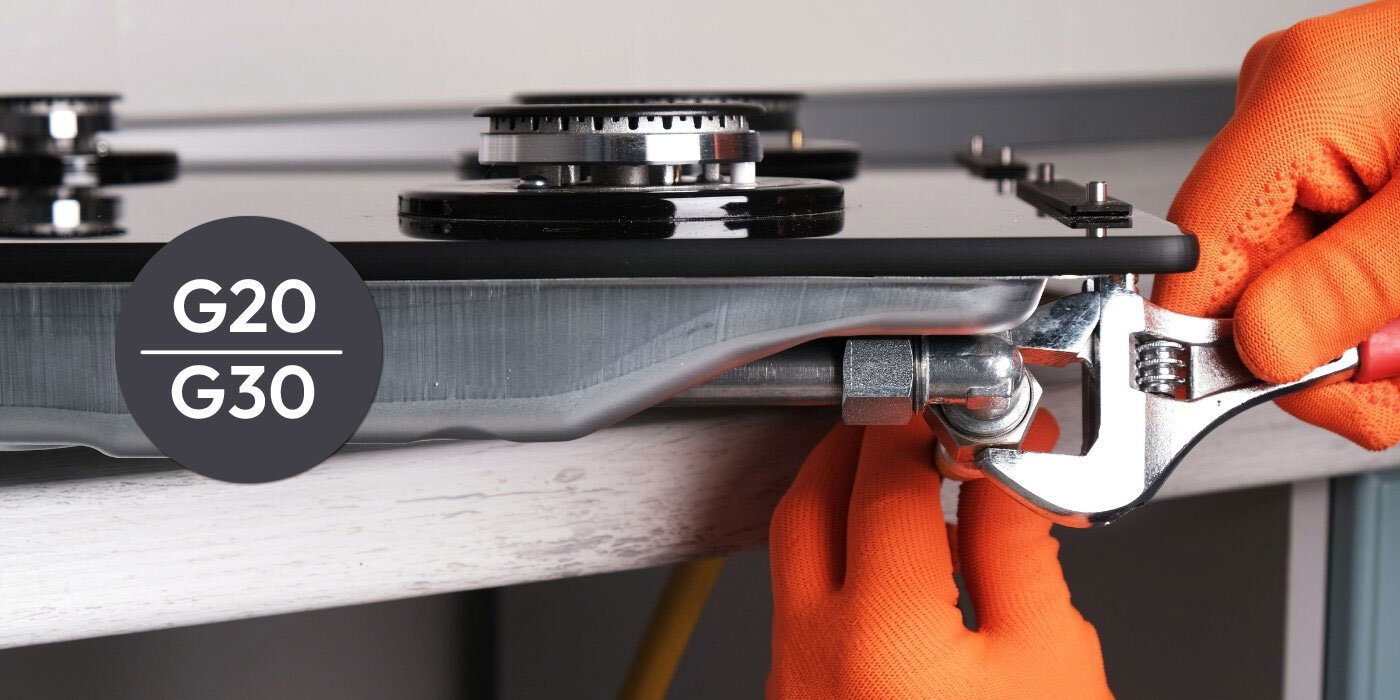 PŁYTA CANDY CVFG6BF4PB lifestyle wizualizacja regulacja narzędzia klucz ikona rodzaj gazu dłonie pomarańczowe rękawiczki palniki Gaz G20/G30 gaz ciekły bezpieczeństwo reduktor gazowy