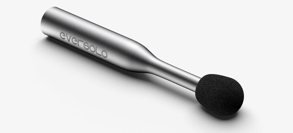 Srebrny mikrofon z czarną gąbką na końcu, z widocznym napisem \'eversolo\' na obudowie.