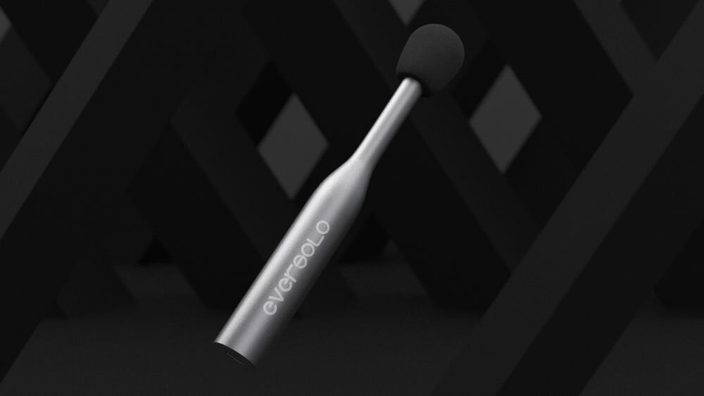 Srebrny mikrofon z czarną gąbką na końcu, z widocznym napisem \'eversolo\'. Tło jest ciemne z geometrycznymi kształtami.