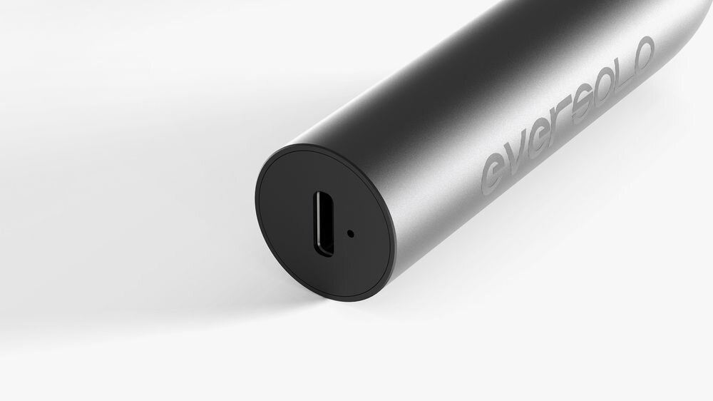 Cylindryczny mikrofon w kolorze srebrnym z widocznym logo \'eversolo\'. Na końcu mikrofonu znajduje się port USB-C oraz mały otwór.