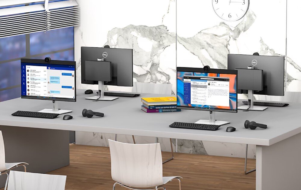 Komputer DELL OptiPlex 7020 MFF Biuro z czterema stanowiskami komputerowymi. Na biurkach znajdują się monitory, klawiatury i myszki. Każdy monitor ma z tyłu zamocowany niewielki komputer, opis