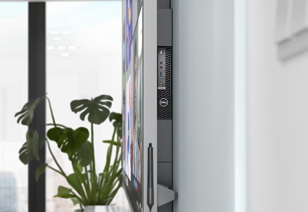 Komputer DELL Optiplex 7020 MFF Plus Dwa monitory ustawione na biurku tyłem, na jednym zamocowany jest komputer, który jest podłączony do obydwu monitorów, karta graficzna, monitory, porty