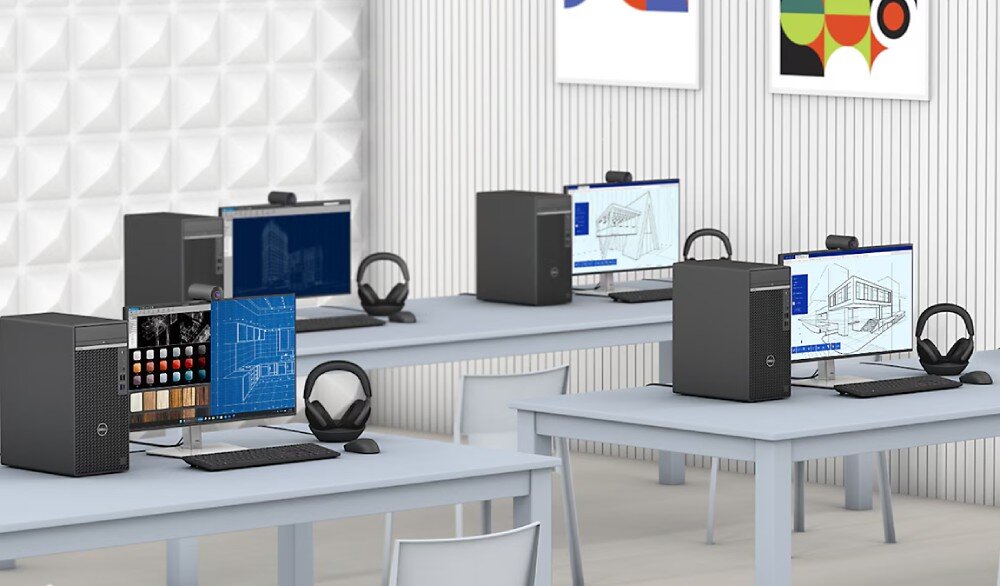 Komputer DELL OptiPlex 7020 MT Sala komputerowa wyposażona w biurka, na których znajdują się komputery stacjonarne, monitory i zestawy słuchawkowe. Na ekranach widoczne są programy do projektowania architektonicznego, opis