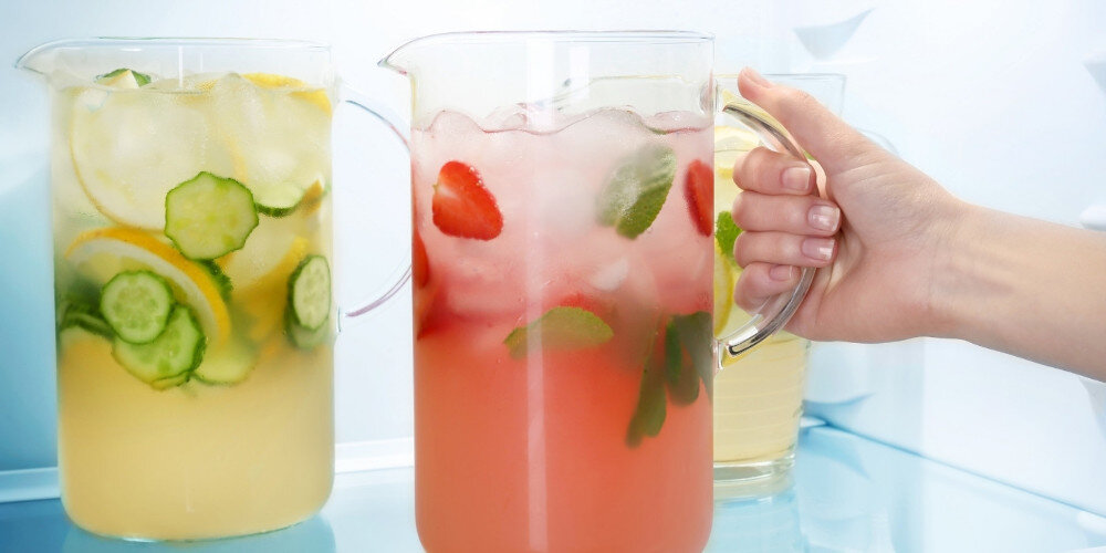 LODÓWKA HAIER HQE1855BCMW lifestyle wizualizacja dzbanki dłoń lemoniada sok napoje mięta ogórek cytryna szybkie schładzanie Super Cooling krótki czas niska temperatura