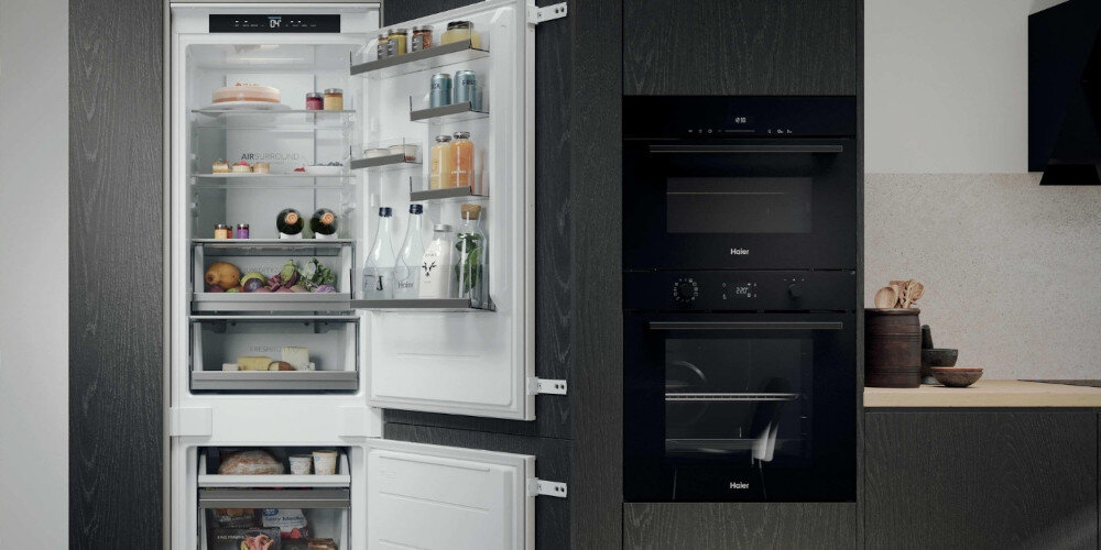 LODÓWKA HAIER HQE1855BCMW lifestyle wizualizacja kuchnia zabudowa piekarnik kolor czarny otwarta chłodziarka półki szuflady pełna oszczędności na urlopie niskie rachunki Oszczędności
