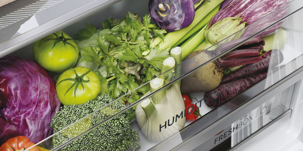 LODÓWKA HAIER HBW7719DT lifestyle owoce warzywa szuflada otwarta Humidity Zone HCS Control System utrzymanie świeżości wilgotność membrana z włókien roślinnych cyrkulacja powietrza