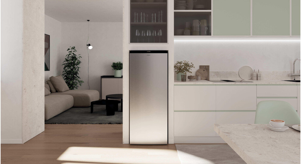 LODÓWKA CANDY CNUQ2L513EX wizualizacja lifestyle front zamknięta kolor ciemny inox kuchnia salon zabudowa szafki dekoracje kieliszki szkło krzesłą stół