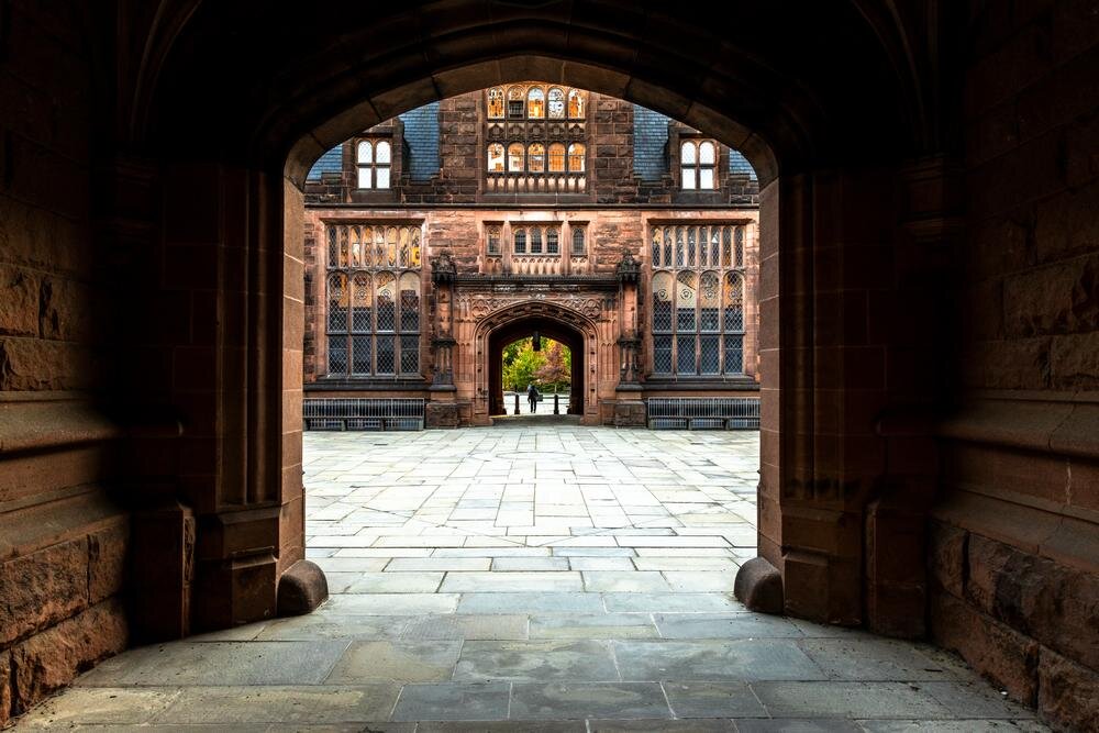 Szeroki kadr miasta wykonany obiektywem SIGMA 16mm F1.4 DC DN I Contemporary Canon RF