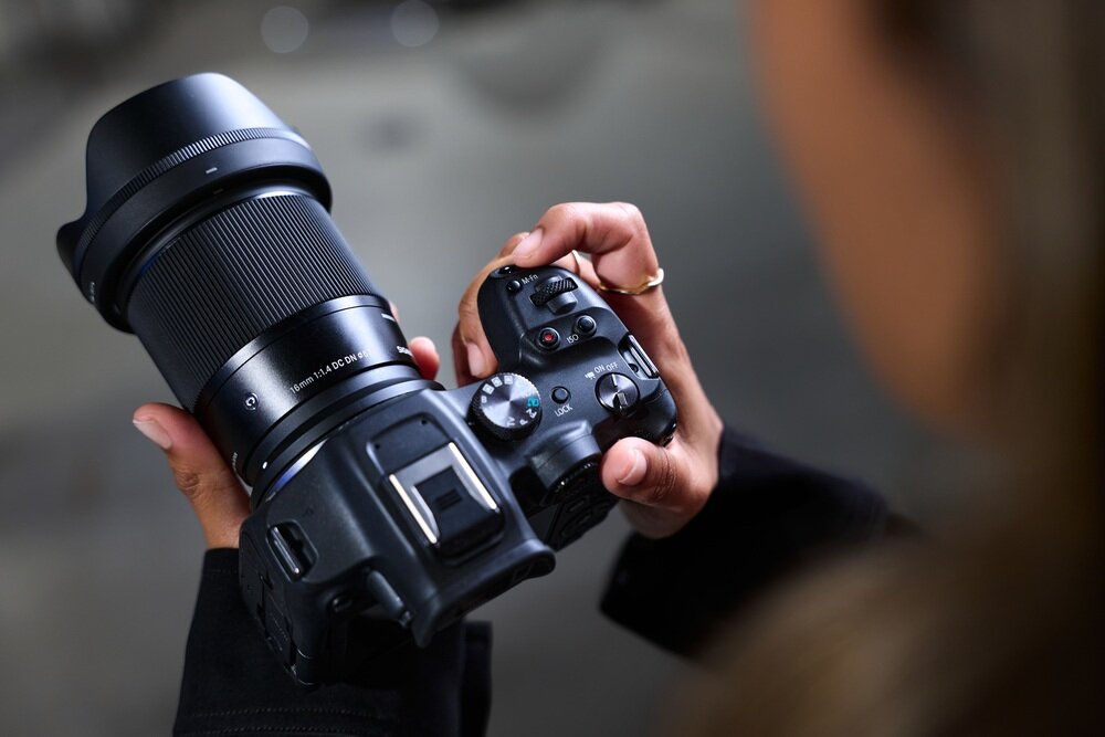 Filmowanie aparatem Canon RF APS-C z obiektywem SIGMA 16mm F1.4 DC DN I Contemporary