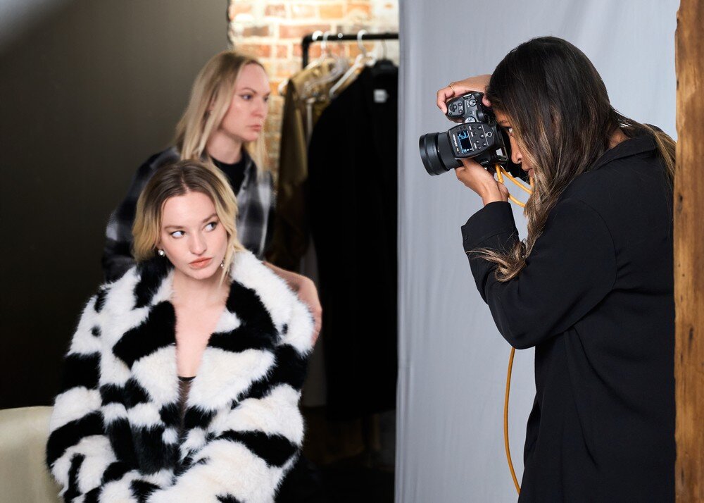 Ujęcie pracy z obiektywem SIGMA 16mm F1.4 DC DN I Contemporary Canon RF w terenie