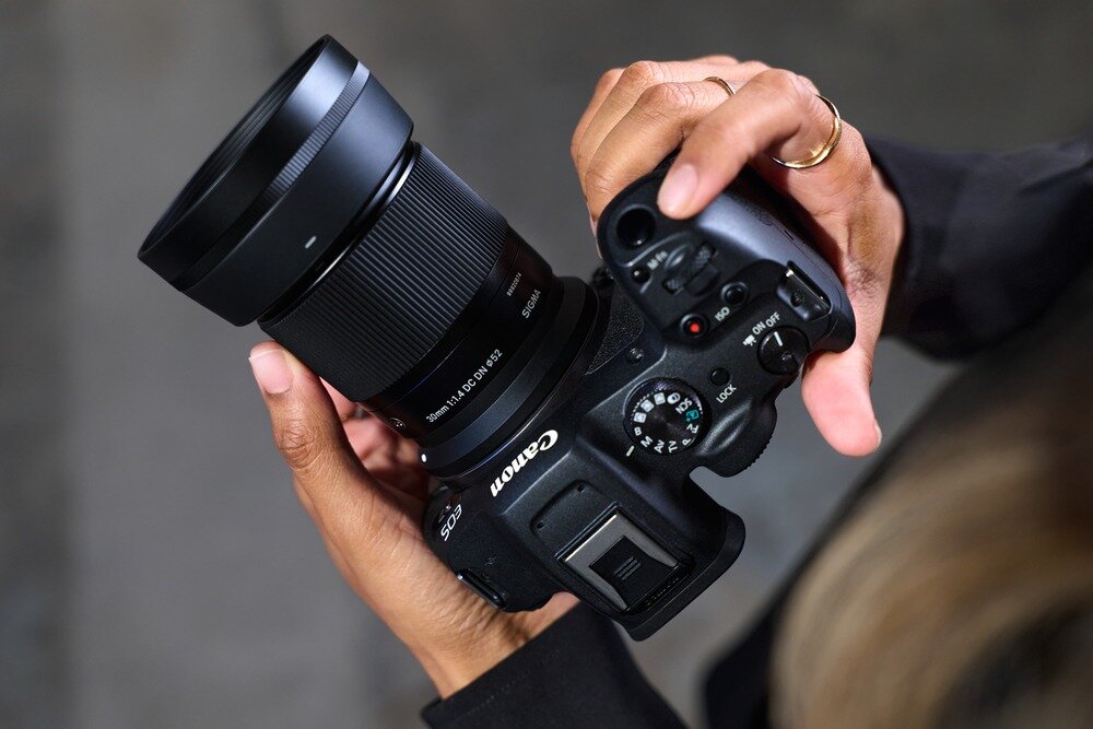 Lifestyle z obiektywem SIGMA 30mm F1.4 DC DN Contemporary Canon RF w użyciu