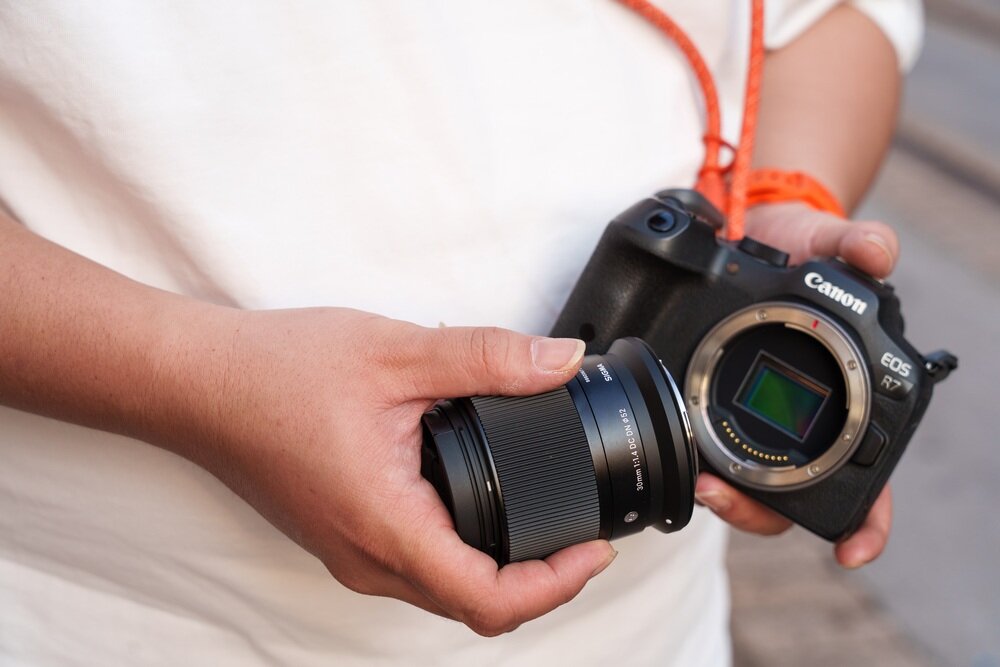 SIGMA 30mm F1.4 DC DN Contemporary Canon RF – obudowa i ergonomia pracy