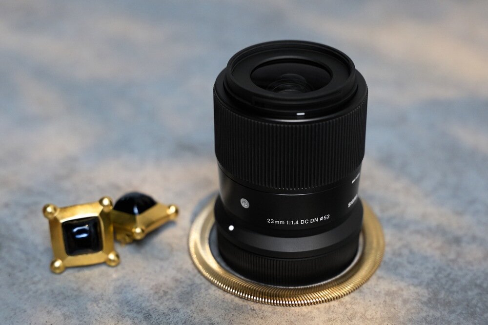 Lifestyle z obiektywem SIGMA 23mm F1.4 DC DN Contemporary Canon RF w użyciu