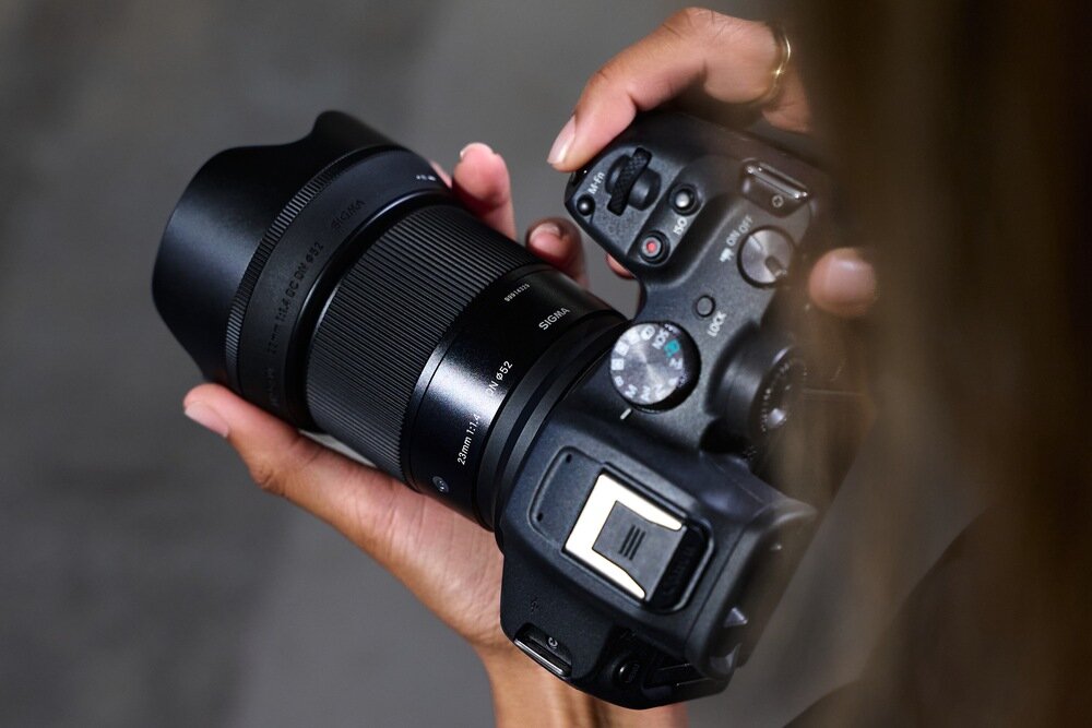 Filmowanie aparatem Canon RF APS-C z obiektywem SIGMA 23mm F1.4 DC DN Contemporary