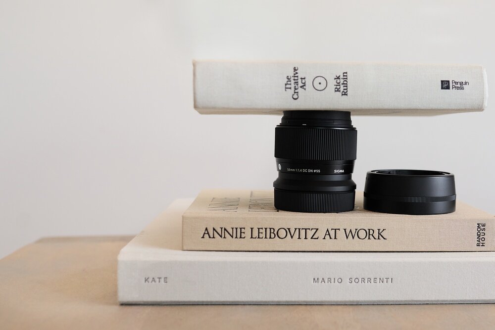 Lifestyle z obiektywem SIGMA 56mm F1.4 DC DN Contemporary Canon RF w użyciu