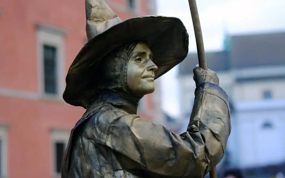 Portret środowiskowy wykonany obiektywem SIGMA 56mm F1.4 DC DN Contemporary Canon RF