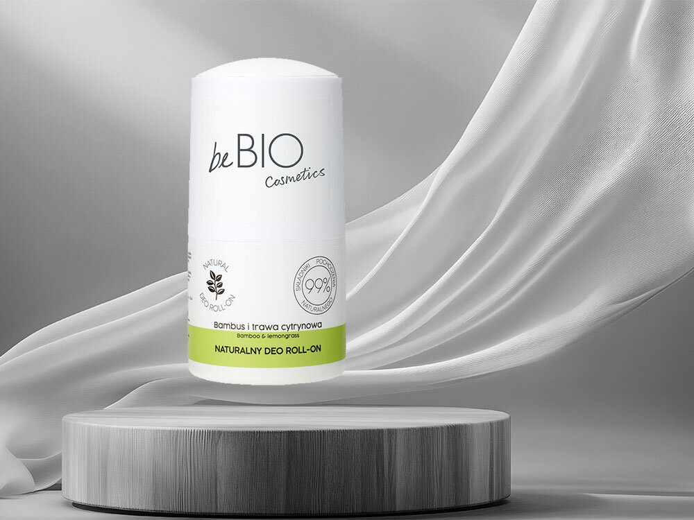 Dezodorant w kulce BEBIO Bambus i trawa cytrynowa 50ml dezodorant na podeście biało zielone opakowanie okrągłe szare tło naturalna świeżość