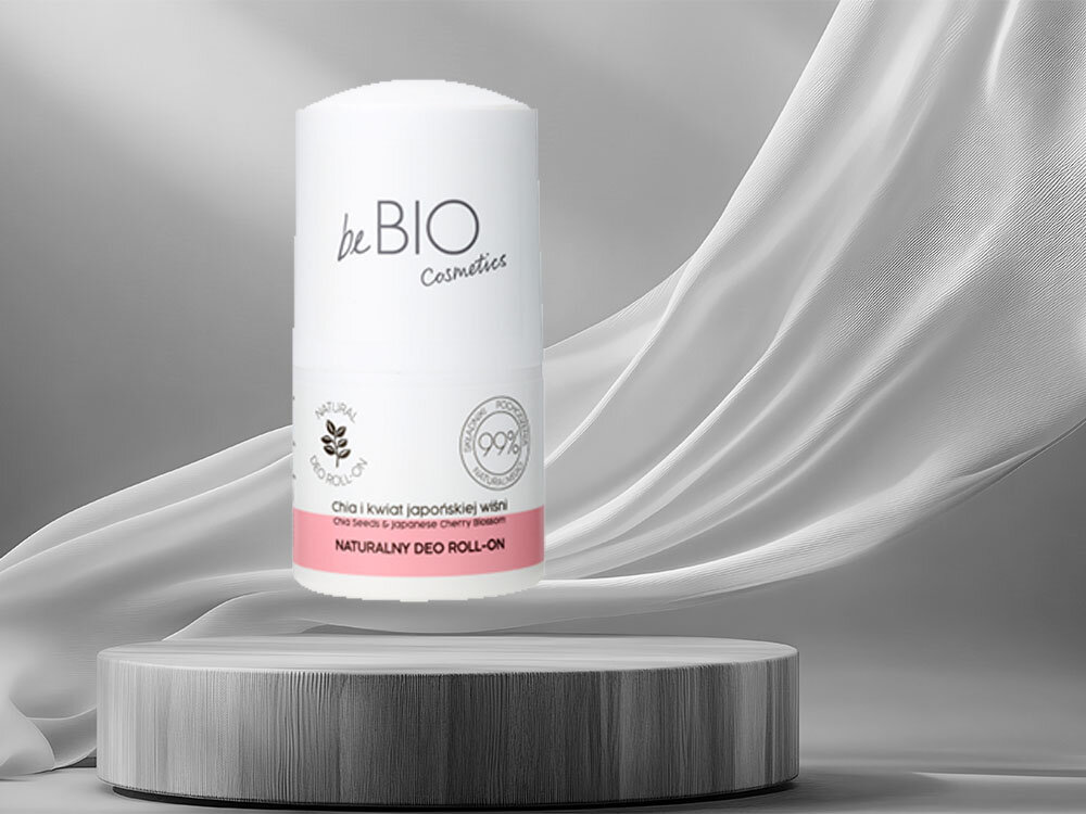 Dezodorant w kulce BEBIO Chia i kwiat japońskiej wiśni 50ml dezodorant na podeście biało różowe opakowanie okrągłe szare tło naturalna świeżość