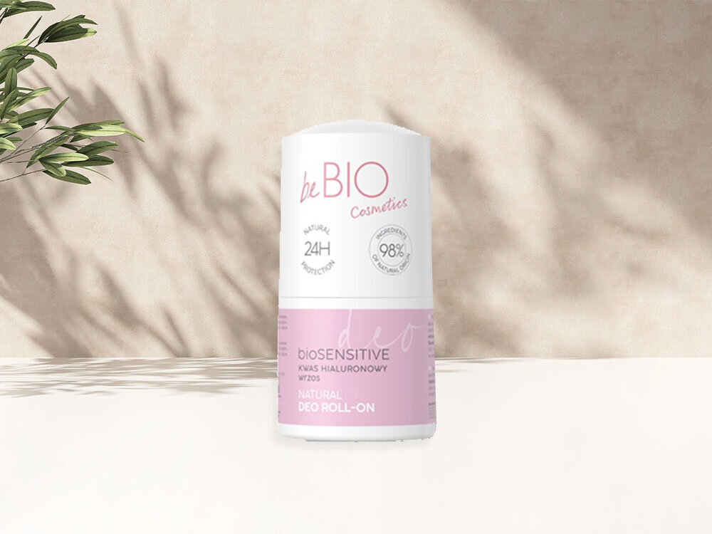 Dezodorant w kulce BEBIO Hyaluro BioSensitive Wrzos 50ml świeżość każdego dnia jasne tło liście rośliny biało różowe opakowanie okrągłe 