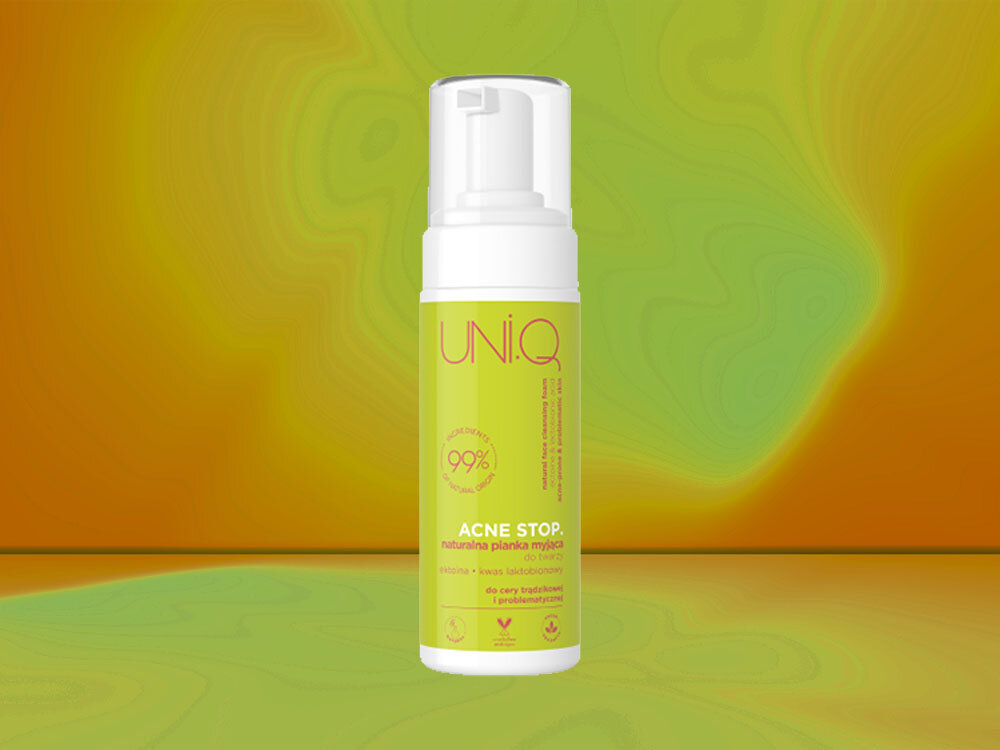 Pianka do mycia twarzy UNI.Q Acne Stop 150 ml kompleksowa pielęgnacja zielone opakowanie biała nakrętka zielono pomarańczowe tło