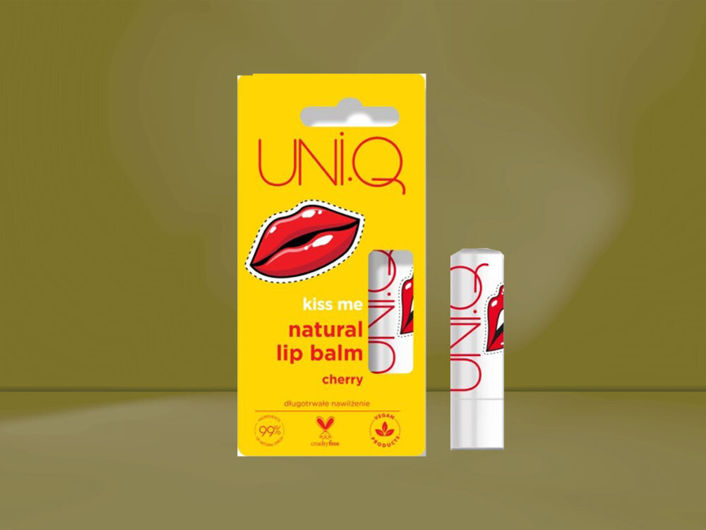 Opakowanie balsamu do ust UNI.Q Wiśnia 5 g z czerwonymi ustami na żółtym tle. Tekst na opakowaniu: \'UNI.Q kiss me natural lip balm cherry\'.