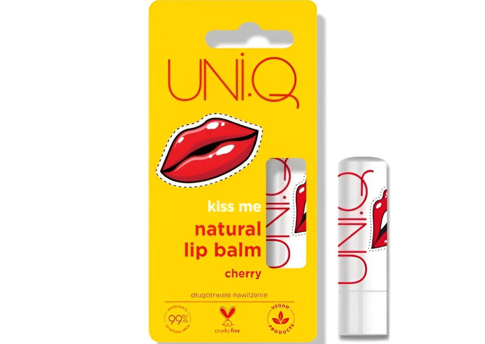 Opakowanie balsamu do ust UNI.Q z grafiką czerwonych ust i napisem \'kiss me natural lip balm cherry\'. Na dole widoczne są ikony \'cruelty free\' i \'vegan product\'.