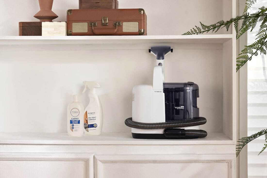 Odkurzacz piorący TINECO iCarpet Spot Lekka konstrukcja Waga 3,7 kg mobilne wymiary 424 mm x 288 mm x 378 mm przechowywanie w szafie, schowku lub małym pomieszczeniu gospodarczym