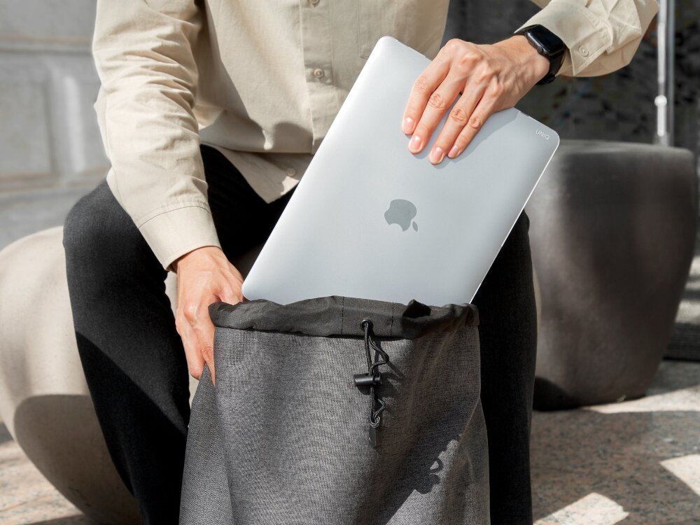 Etui UNIQ Claro
                etui na otwartym laptopie case osłona klapka etui