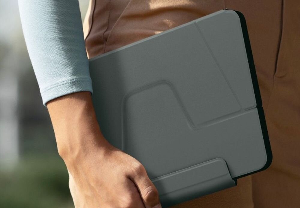 Etui na iPad Air UNIQ Ryze 360 etui tablet, ochrona, etui w rękach kobiety