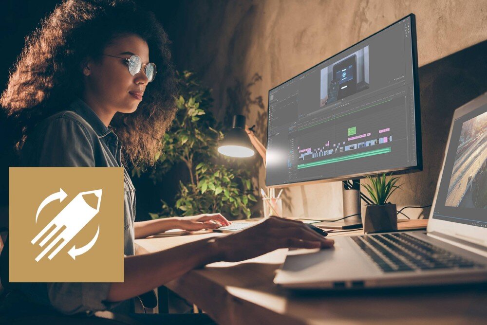 Dysk MSI Spatium M470 Pro 1TB SSD Kobieta siedzi przy biurku i pracuje na dwóch monitorach, edytując materiał wideo. W lewym dolnym rogu znajduje się ikona rakiety w złotym kwadracie, kontroler, działanie, wydajność