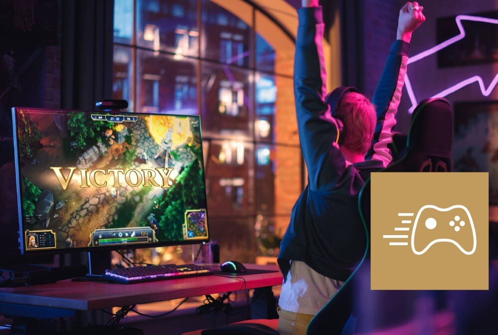 Dysk MSI Spatium M470 Pro 1TB SSD Osoba siedzi przed komputerem i cieszy się z wygranej w grze, unosi ręce w górę. Na ekranie wyświetlony jest napis 'VICTORY'. W rogu znajduje się ikona kontrolera z liniami sugerującymi szybkość, trwałość, żywotność, średni czas pracy