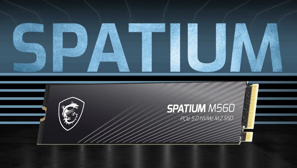 Dysk MSI Spatium M560 Czarny dysk M.2 z logo smoka i napisem 'Spatium M560 PCIe 5.0 NVMe M.2 SSD' na tle dużego niebieskiego napisu 'Spatium' i ciemnych pasów w tle, opis
