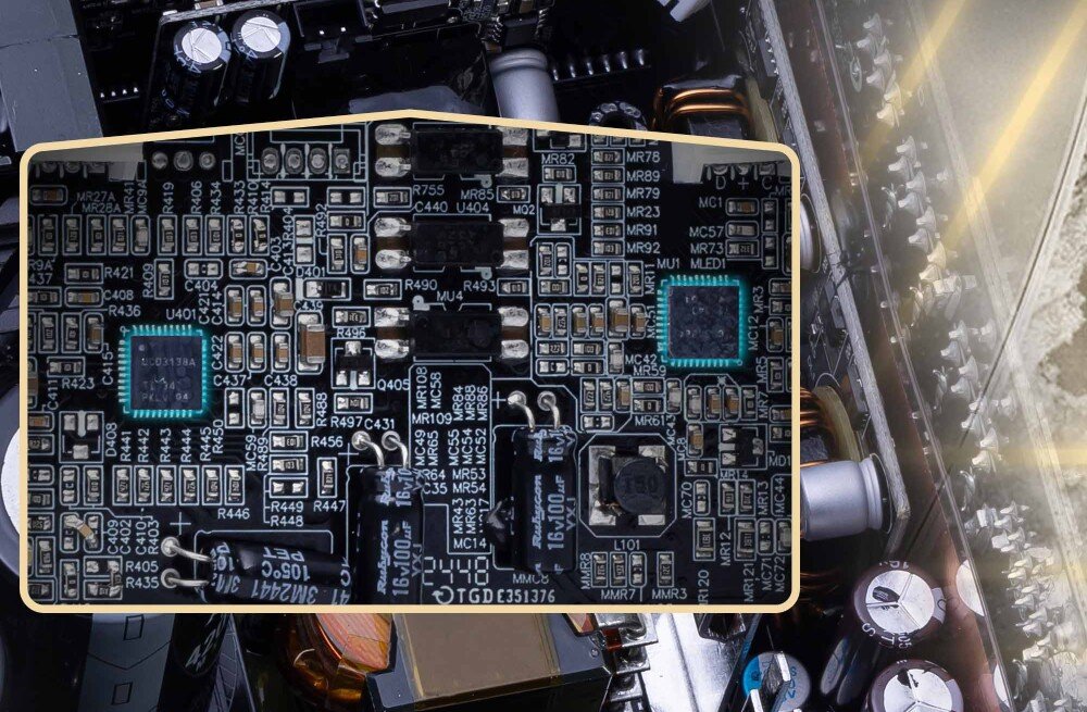 Zasilacz MSI MEG Ai1600T Zbliżenie na płytkę drukowaną z widocznymi układami scalonymi i kondensatorami wyróżnione złotą ramką