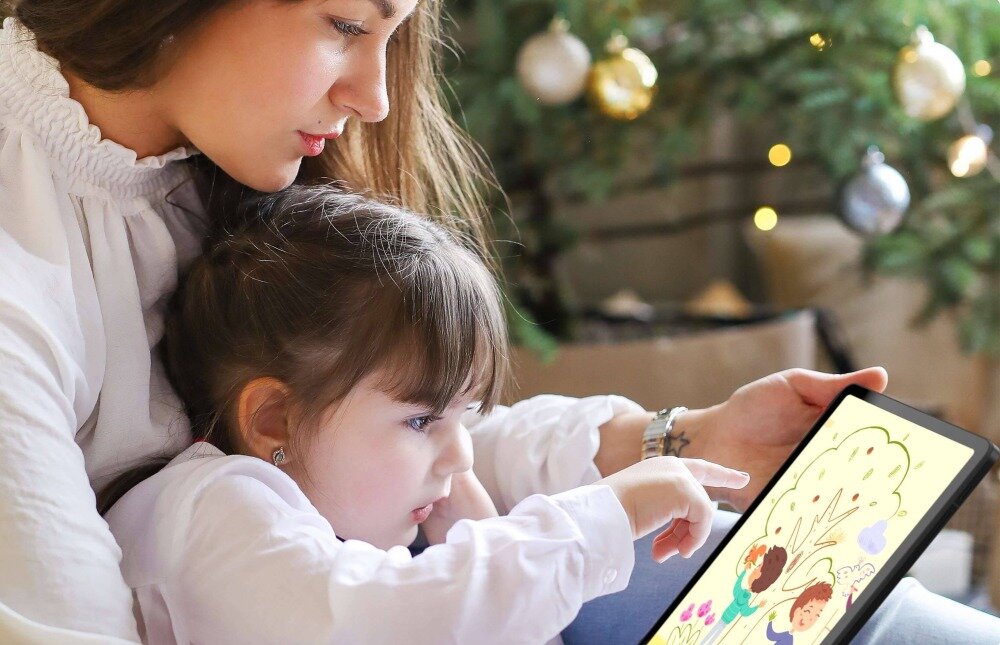 Tablet TCL Tab 10 Gen 2 10.36 10.36 - tablet w rece kobieta i dziecko - ekran bateria aparat procesor ram pamięć pojemność rozdzielczość zdjęcia filmy opis dane cechy blokady system łączność wifi bluetooth obudowa szkło odporność porty muzyka transfer sieć przekątna matryca waga czujniki oled amoled ipse