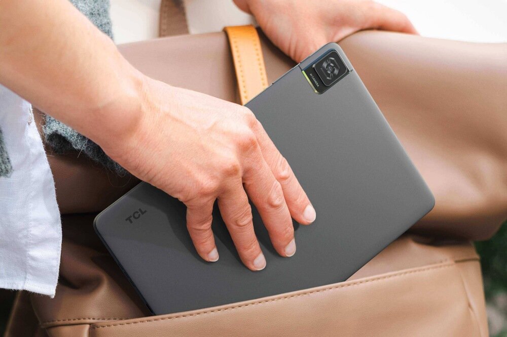 Tablet TCL Tab 10 Gen 2 10.36 praca edukacja rozrywka potrzeby - tablet trzymany w rece