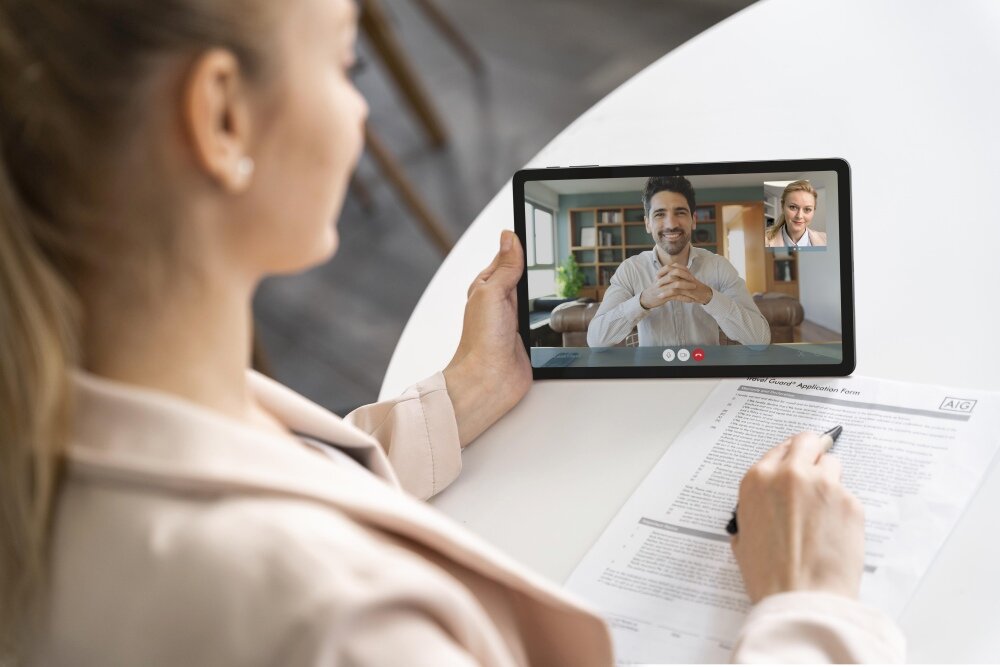 Tablet TCL Tab 10 Gen 2 10.36 waga wifi grubość - tablet w reku kobiety