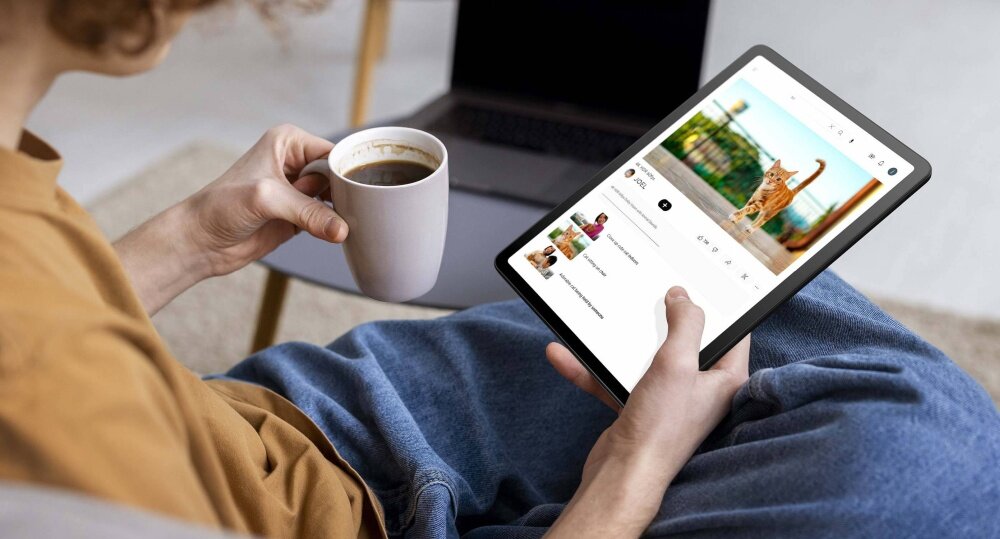 Tablet TCL Tab 10 Gen 2 10.36 dźwięk podwójne głośniki - tablet w reku doroslej osoby