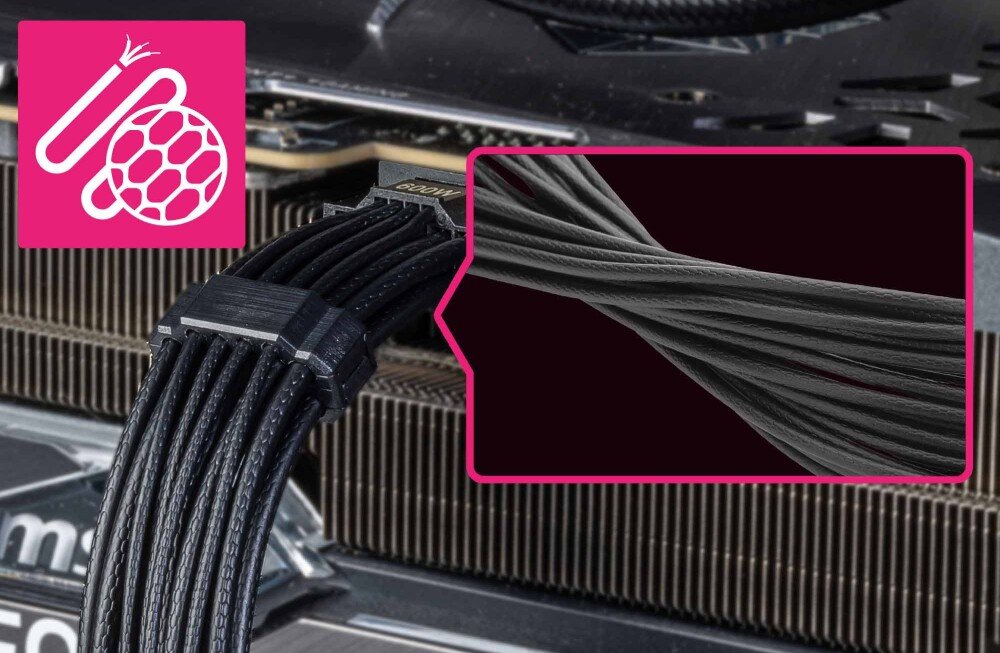 Zasilacz MSI MPG A1250GS Zbliżenie na czarny przewód w oplocie z grafiką lupy powiększającą strukturę materiału oraz ikoną symbolizującą elastyczność kabla
