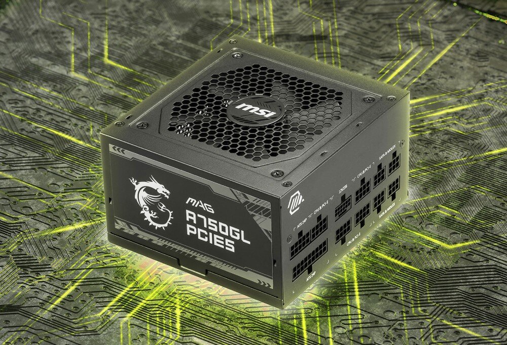 Zasilacz MSI MAG A750GL II Zasilacz z widocznym wentylatorem i oznaczeniem 'MAG A750GL PCIE5', ustawiony na tle z motywem płyty głównej z zielonymi liniami, opis