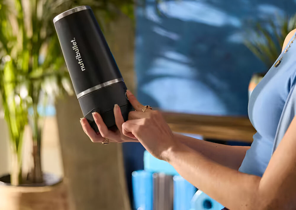 Blender personalny NUTRIBULLET Flip NBP016B Czarny Bezprzewodowy wygoda użytkownika ergonomiczny design intuicyjna obsługa proste i przyjemne korzystanie hybrydowe ostrze pokrywa blendowanie picie bez demontażu ułatwienie użytkowania praktyczność funkcjonalność praktyczne rozwiązania