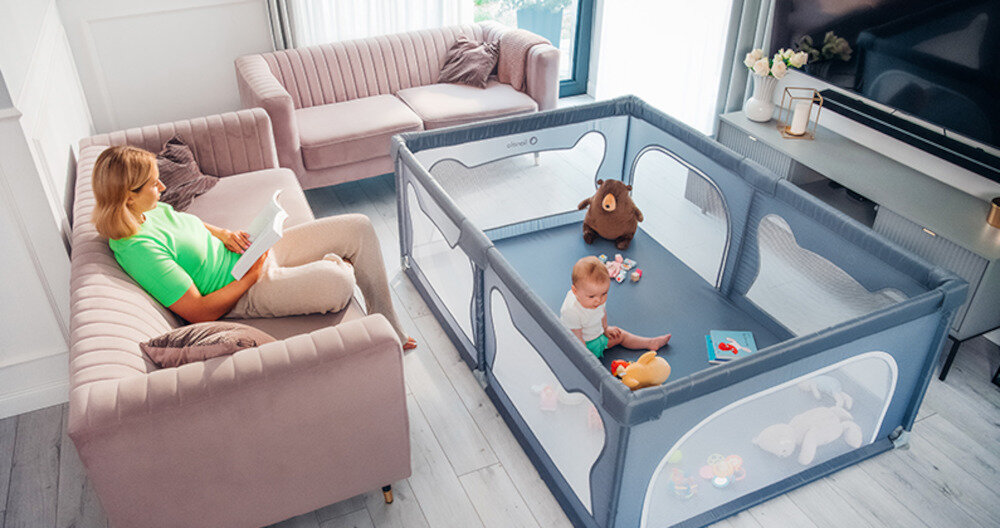 Kojec LIONELO Willow Beige Sand Stała kontrola nad maluchem Przezroczyste siatkowe ścianki uspokaja i buduje poczucie bezpieczeństwa