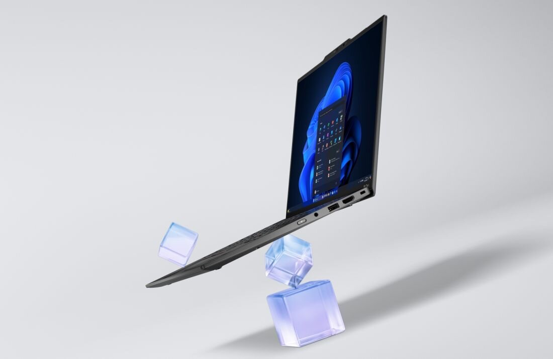 Laptop Lenovo ThinkPad unosi się w dynamicznej scenie testowej, symbolizując wytrzymałość potwierdzoną normą MIL‑STD‑810H. - Testy wojskowe MIL-STD-810H