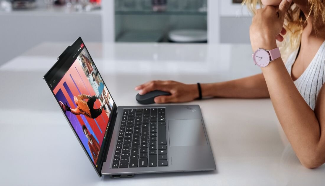 Kobieta używająca laptopa Lenovo ThinkPad z ekranem dotykowym 2w1 z myszką bezprzewodową - Ekran OLED 