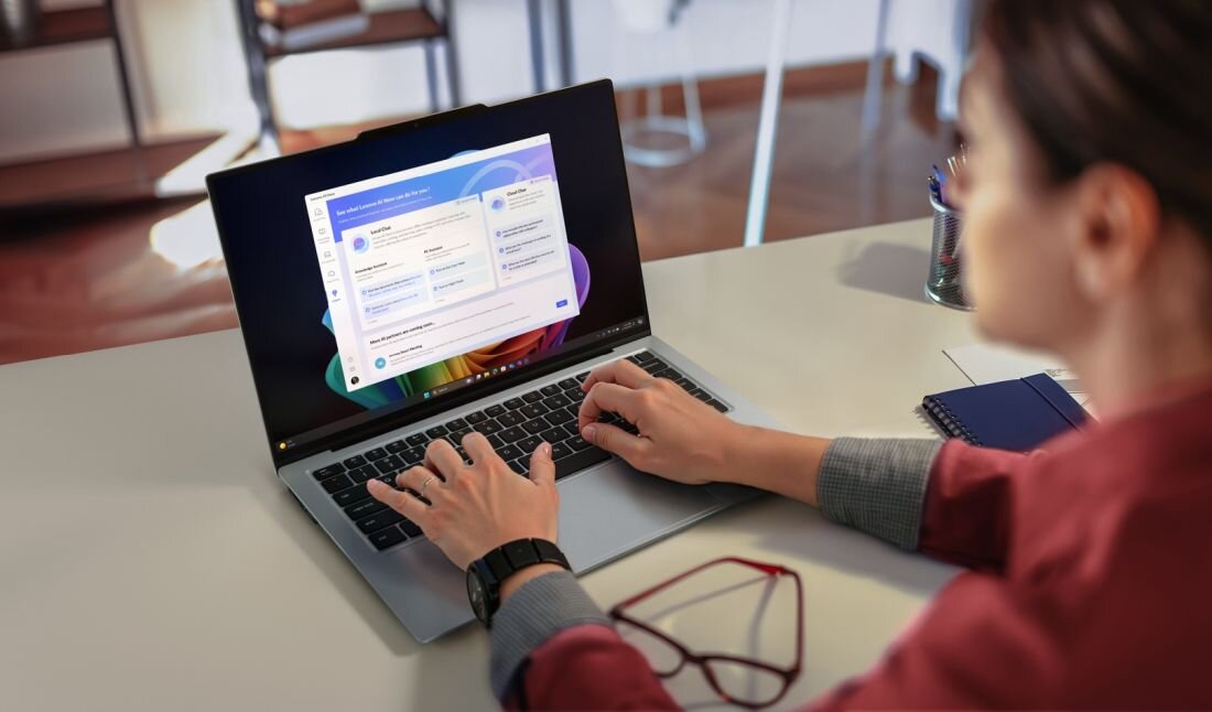 Osoba pracująca na laptopie Lenovo ThinkPad z otwartą aplikacją Smart Mode przy biurku - Bateria 80 Wh 