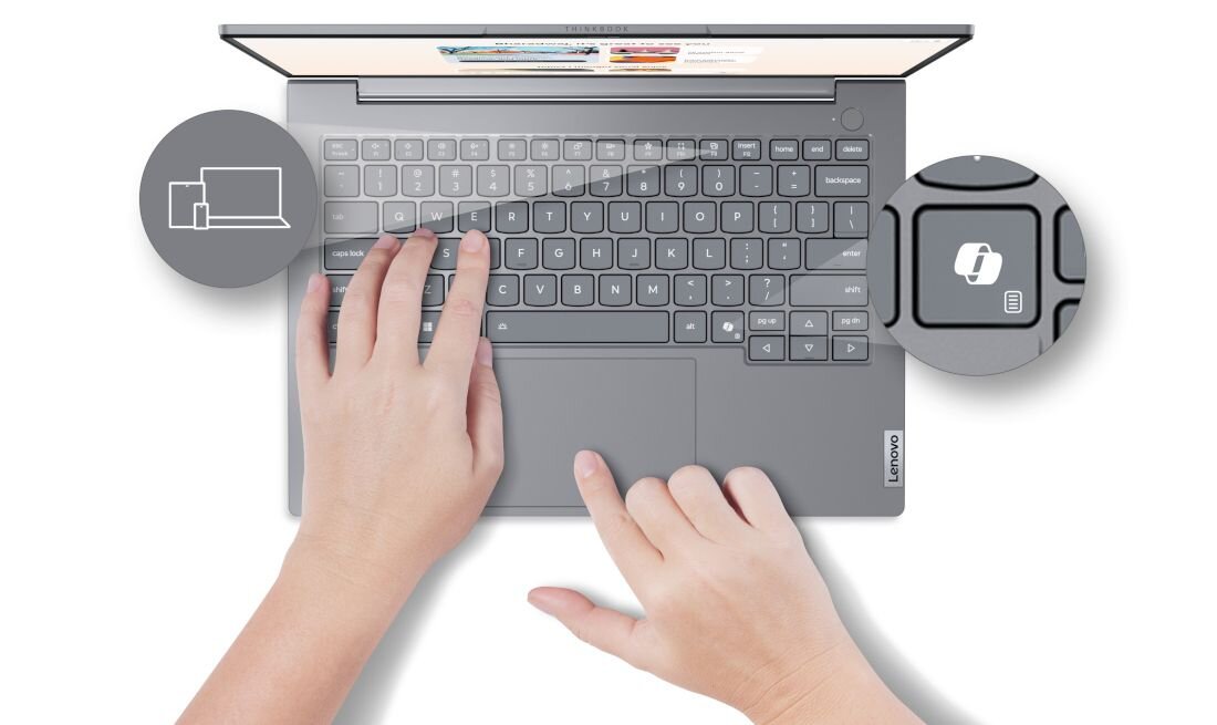 Widok z góry na dłonie użytkownika na klawiaturze laptopa Lenovo ThinkBook 14, z powiększeniem na dedykowany klawisz funkcyjny oraz ikoną synchronizacji z innymi urządzeniami. - Bezpieczne logowanie Windows Hello