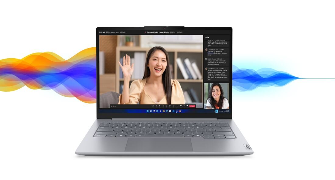 Laptop Lenovo ThinkBook 14 podczas wideokonferencji, na ekranie kobieta machająca ręką, z wizualizacją fal dźwiękowych, podkreślający jakość kamery i systemu audio do komunikacji online .  - Wbudowana kamera na podczerwień, Fizyczna zasłona kamery