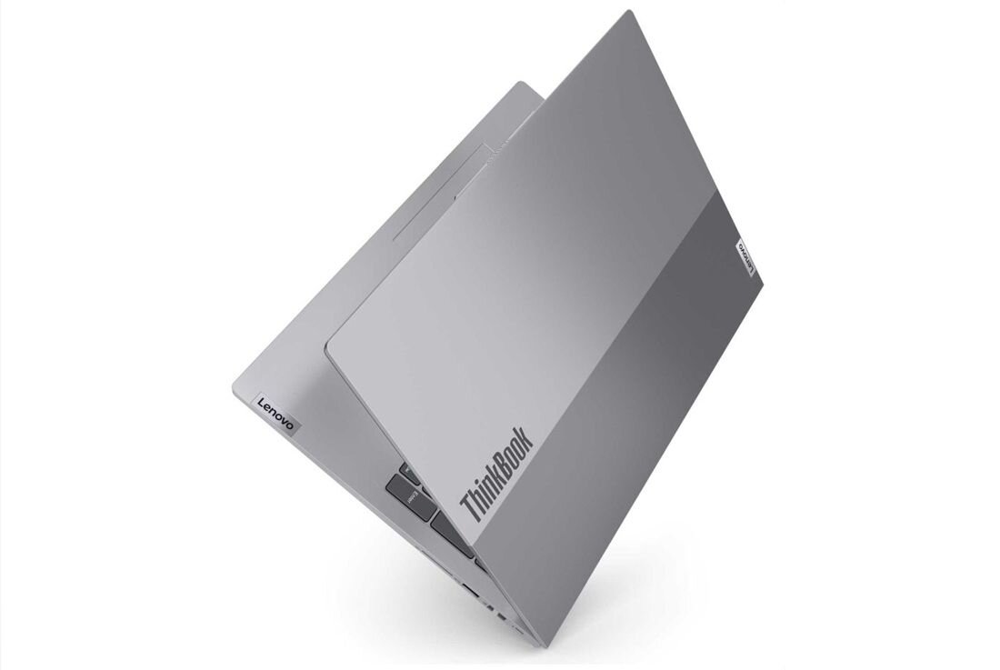 Laptop Lenovo ThinkBook 16 w srebrnej obudowie z logo ThinkBook na zamkniętej pokrywie, widok z tyłu na elegancką konstrukcję z certyfikatem wytrzymałości MIL-STD-810H, podkreślający niezawodność i trwałość urządzenia w trudnych warunkach eksploatacji. - Certyfikat MIL-STD-810H 
